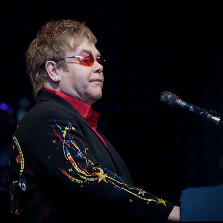 Elton John: Chiudete Internet!!