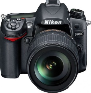 vista frontale Nikon D7000 nuova fotocamera reflex semiprofessionale